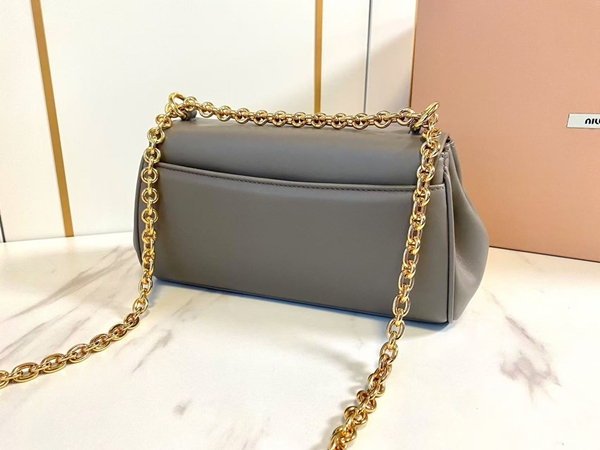 スーパーコピーブランドバッグ着用イメージ